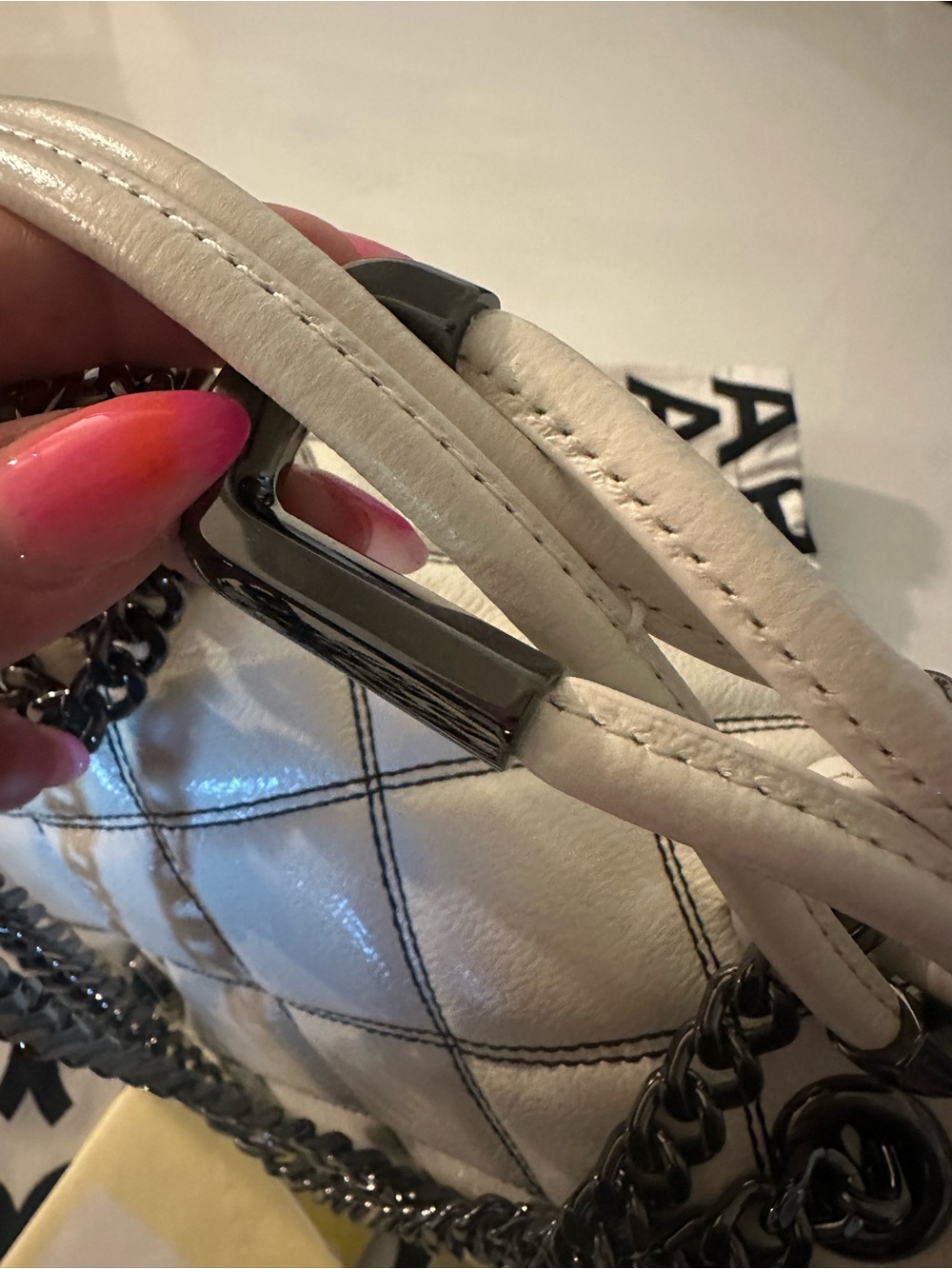 Marc Jacobs Quilted Cream Leather Shoulder Bag with Contrast Stitching, Medium. - Picture 4 of 15